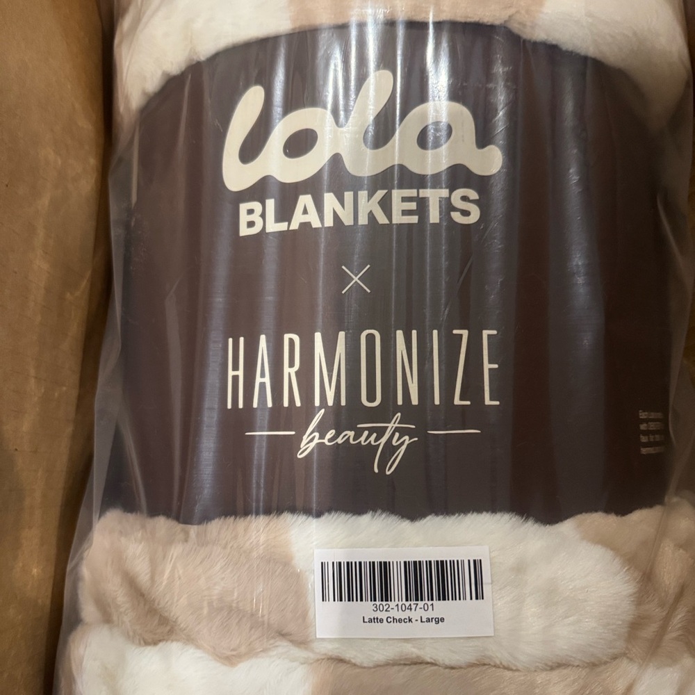 Lola Blankets Faux Fur Blanket/Latte Check/Size L/NEW! NIB! SEALED! Beautiful!!! - Picture 15 of 16